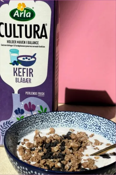 Product photograph — Arla Cultura kefir with a bowl of muesli